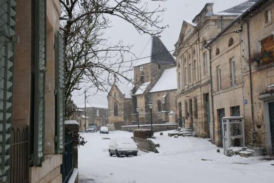 rue centrale sous la neige