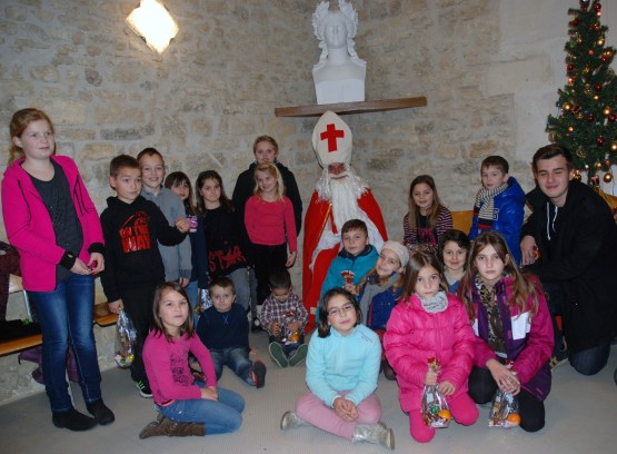 St Nicolas entouré des enfants du village
