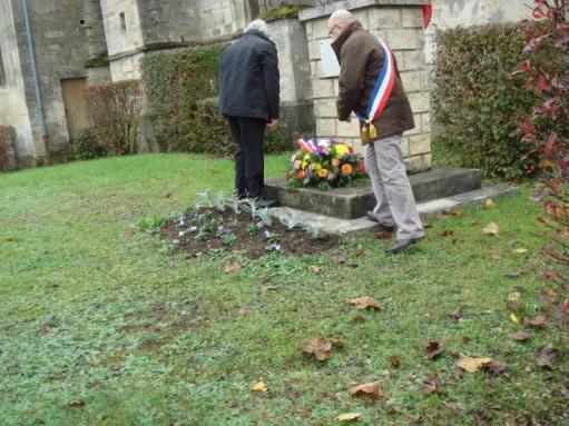 dépot de gerbe sur le monument