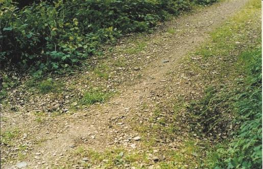 assortie, à la suite, de deux trous bizarres rétrécissant le chemin